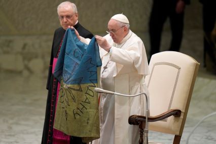Papa condena “atrocidades” na Ucrânia segurando bandeira levada de Bucha