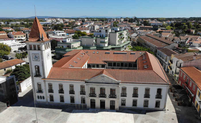 Solidariedade com a Ucrânia e homenagens marcam 25 de Abril em Cantanhede. Ângelo Correia profere palestra sobre paz e guerra na sessão solene