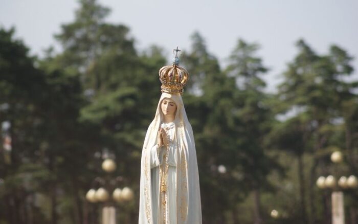 Tropas russas vandalizam imagem de Nossa Senhora. Santuário de Fátima disponível para oferecer outra