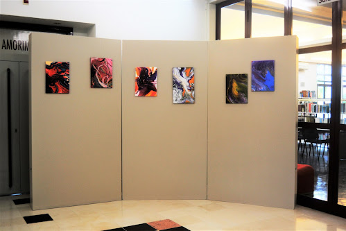 Sinfonia de cores em exposição na Biblioteca Municipal de Cantanhede. Trabalhos em acrílico fluído, de Manoela Porto