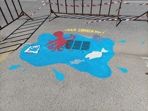 Estarreja | “Tudo o que cai no chão, vai para o mar”: No Dia Mundial dos Oceanos, os alunos pintam mensagens nas sarjetas