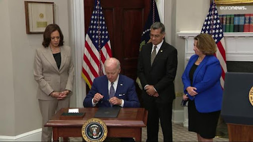 Biden assina ordem para proteger mulheres que recorrem ao aborto