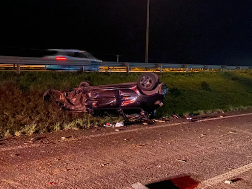 BRASIL: Passageira sobrevive a capotamento e morre atropelada ao sair do carro