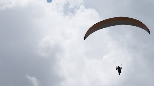 Dois praticantes de parapente morrem na sequência de acidente durante voo na Madeira