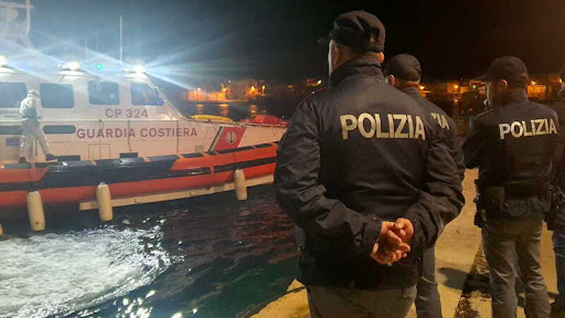 Oito migrantes “morreram de frio” a bordo de embarcação precária ao largo de Itália