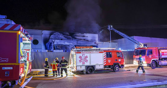 Fogo em fábrica de Coimbra: dezenas de bombeiros combatem reacendimento