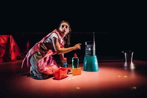 Marinha Grande | ATRIZ SARA BARROS LEITÃO ATUA NO TEATRO STEPHENS