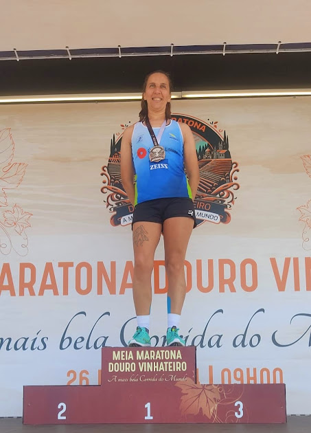 OTÍLIA COSTA DA SECÇÃO DE AR LIVRE E AVENTURA DA SOCIEDADE COLUMBÓFILA COMPETIU NA MEIA MARATONA DO DOURO VINHATEIRO