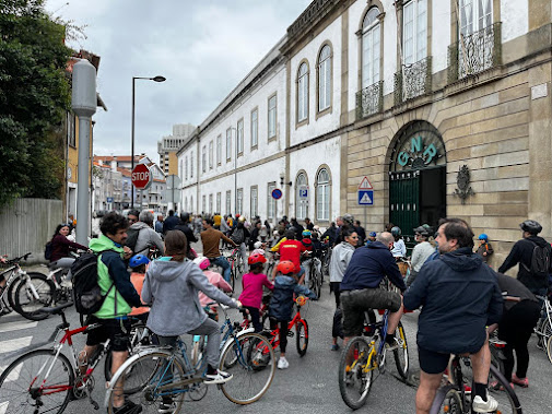 Ciclaveiro | Mais de duas centenas de crianças e famílias pedalaram em Aveiro, por uma cidade mais verde, com menos carros e menos velocidade, pelo direito a caminhar e de pedalar para a escola ou brincar na rua sem medo!