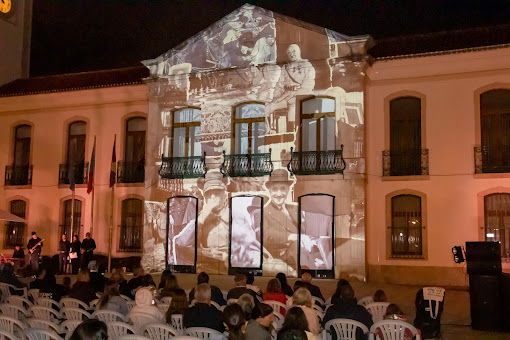 Cantanhede | No domingo, 16 de junho. Duas centenas de pessoas assistiram ao espetáculo de vídeo mapping sobre os 50 anos do 25 de Abril