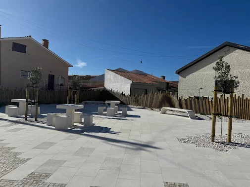 CONCLUÍDA REQUALIFICAÇÃO DO ESPAÇO PÚBLICO NA RUA 5 DE OUTUBRO NA PRAIA DA VIEIRA