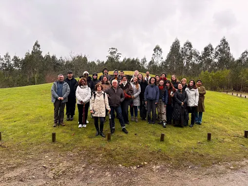 Oliveira de Frades | Grupo de professores e alunos internacionais do programa Erasmus Mundus ARCHMAT visitam o Dólmen de Antelas