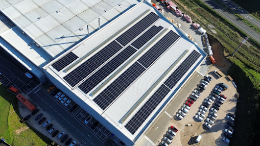 Prosolia Energy e Grupel apresentam projeto híbrido com energia solar e armazenamento de baterias.