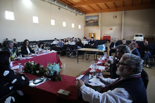 Alunos do Secundário assistiram à sessão no salão dos Voluntários de Cantanhede. Reunião descentralizada de Câmara reconheceu trabalho dos bombeiros aquando das tempestades
