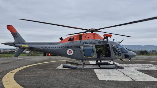 Empenhado helicóptero AW119 Koala para transporte de órgãos para transplante