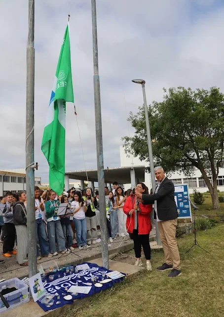 AGRUPAMENTO DE ESCOLAS DE VIEIRA DE LEIRIA HASTEOU BANDEIRAS ECO‑ESCOLAS E ESCOLA AZUL