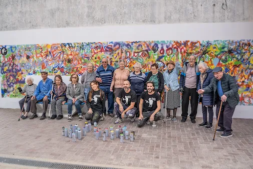 LATA 65 junta seniores e crianças na criação de mural de arte urbana em Águeda