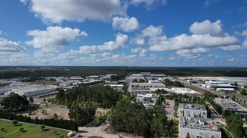 Dados relativos à atividade empresarial do concelho em 2025. Exportações de Cantanhede representam 22,6% da região de Coimbra
